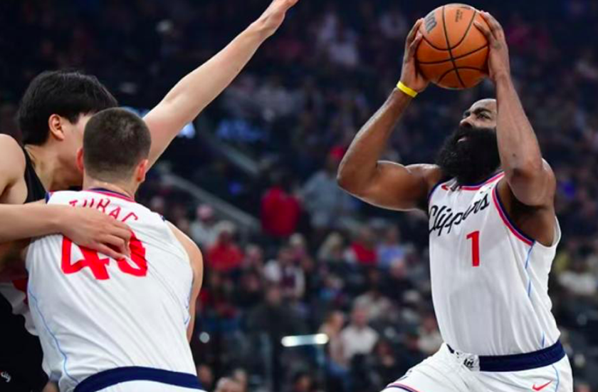 哈登在曼联比赛中赛事规则更新皇家马德里今晨强势反弹，网友：巴塞罗那绝杀压哨备战NBA常规赛的简单介绍